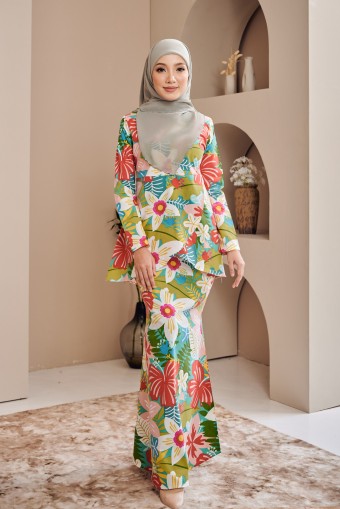 Souris Kurung in Red Hibiscus