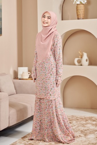 Aura Kurung in Betty