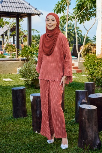 SALOMA Kurung in Cranberry Red