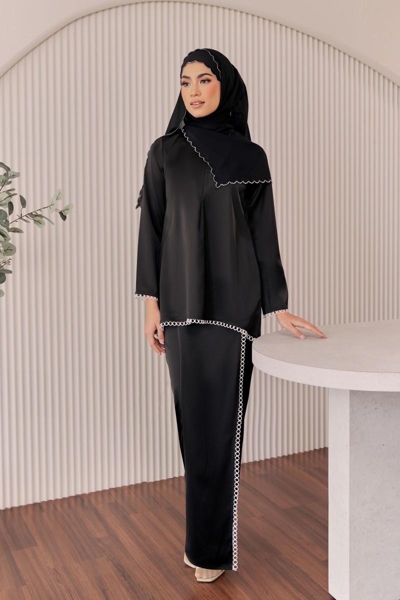 SERAYU Kurung in Black