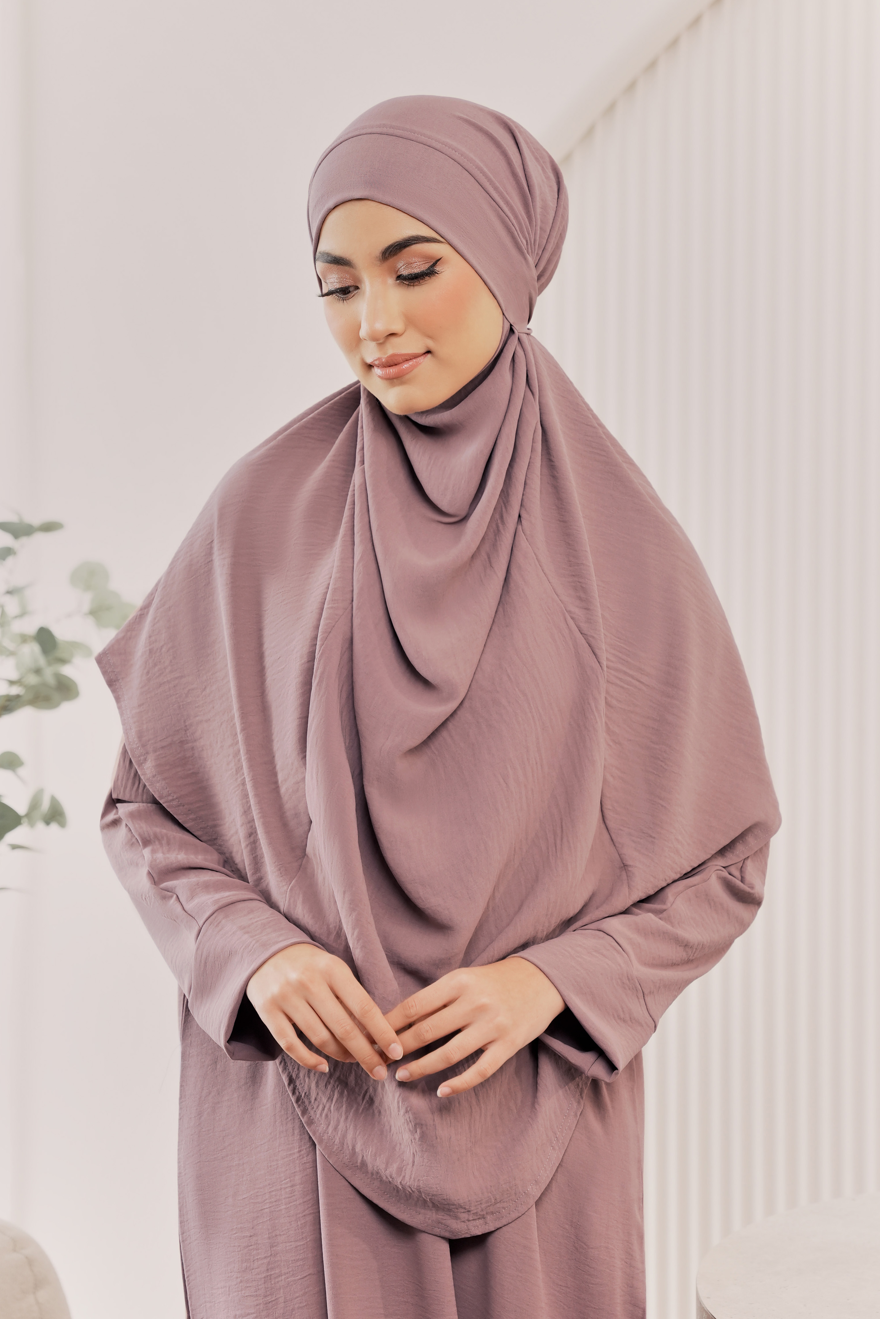 NEEMA French Khimar in Berry