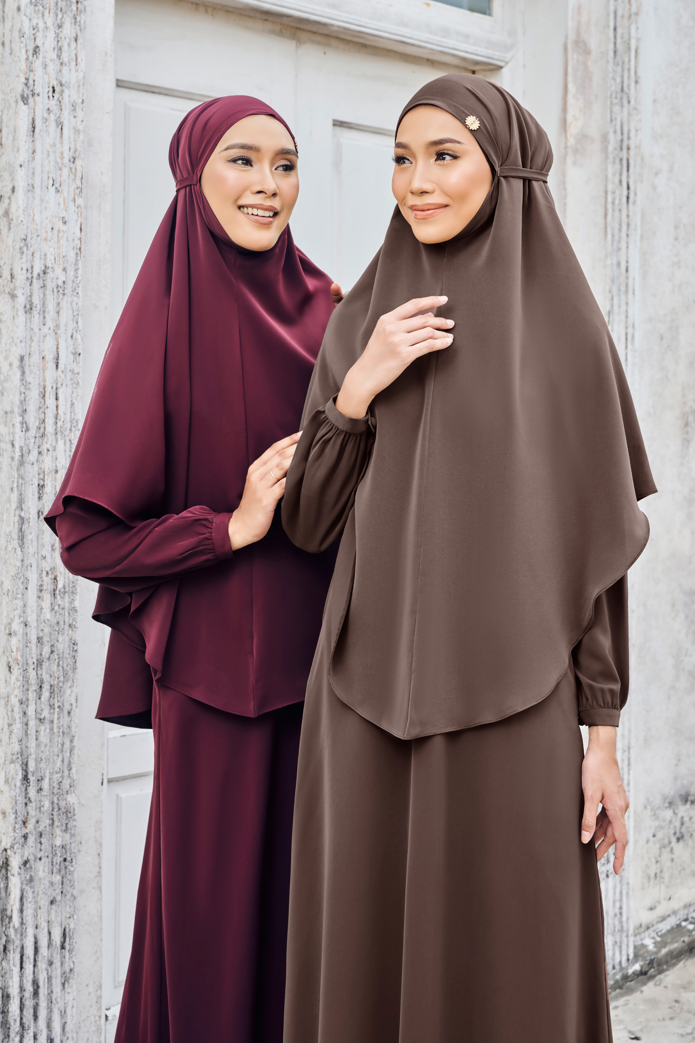 KHAWLA Jubah in Deep Brown