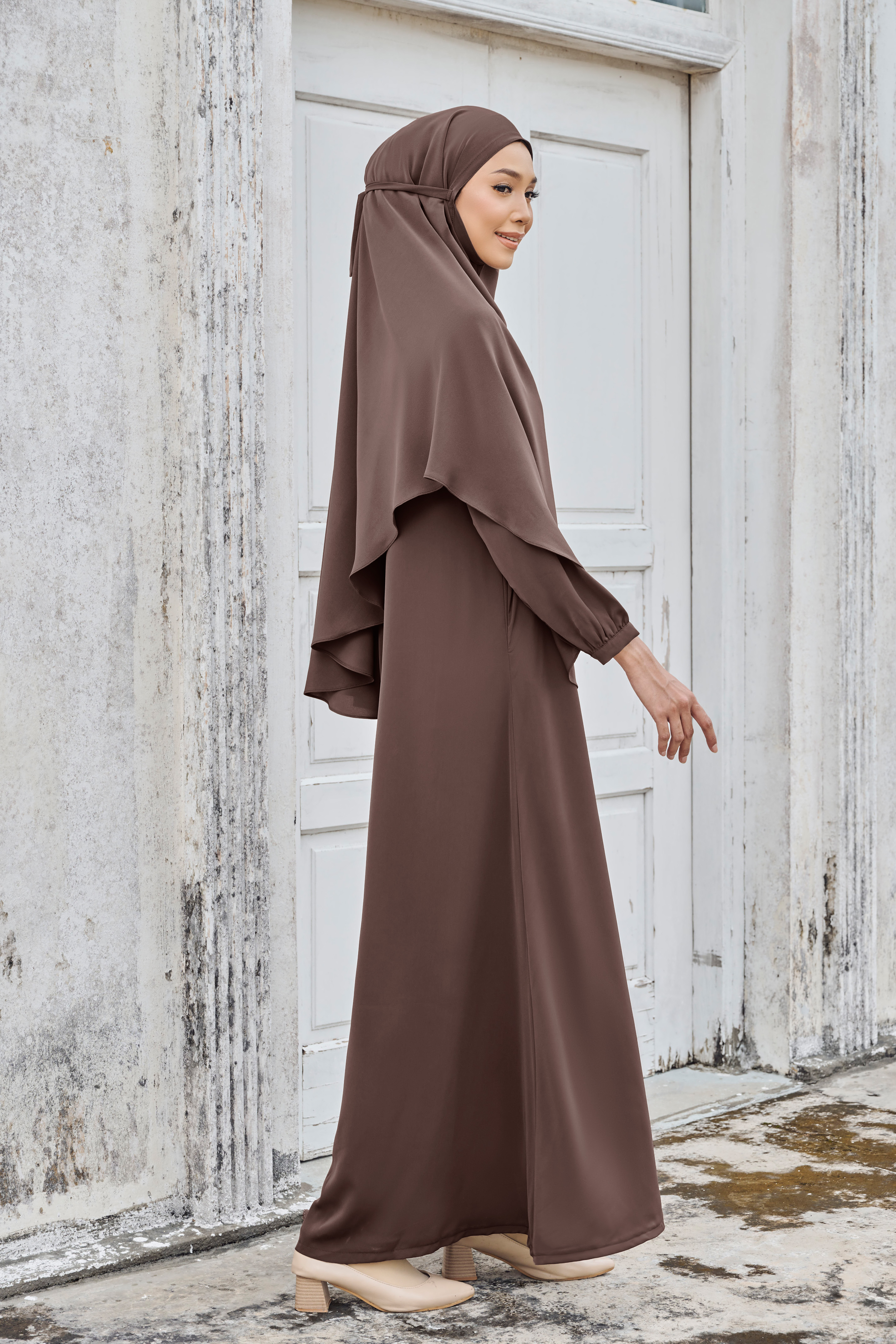 KHAWLA Jubah in Deep Brown