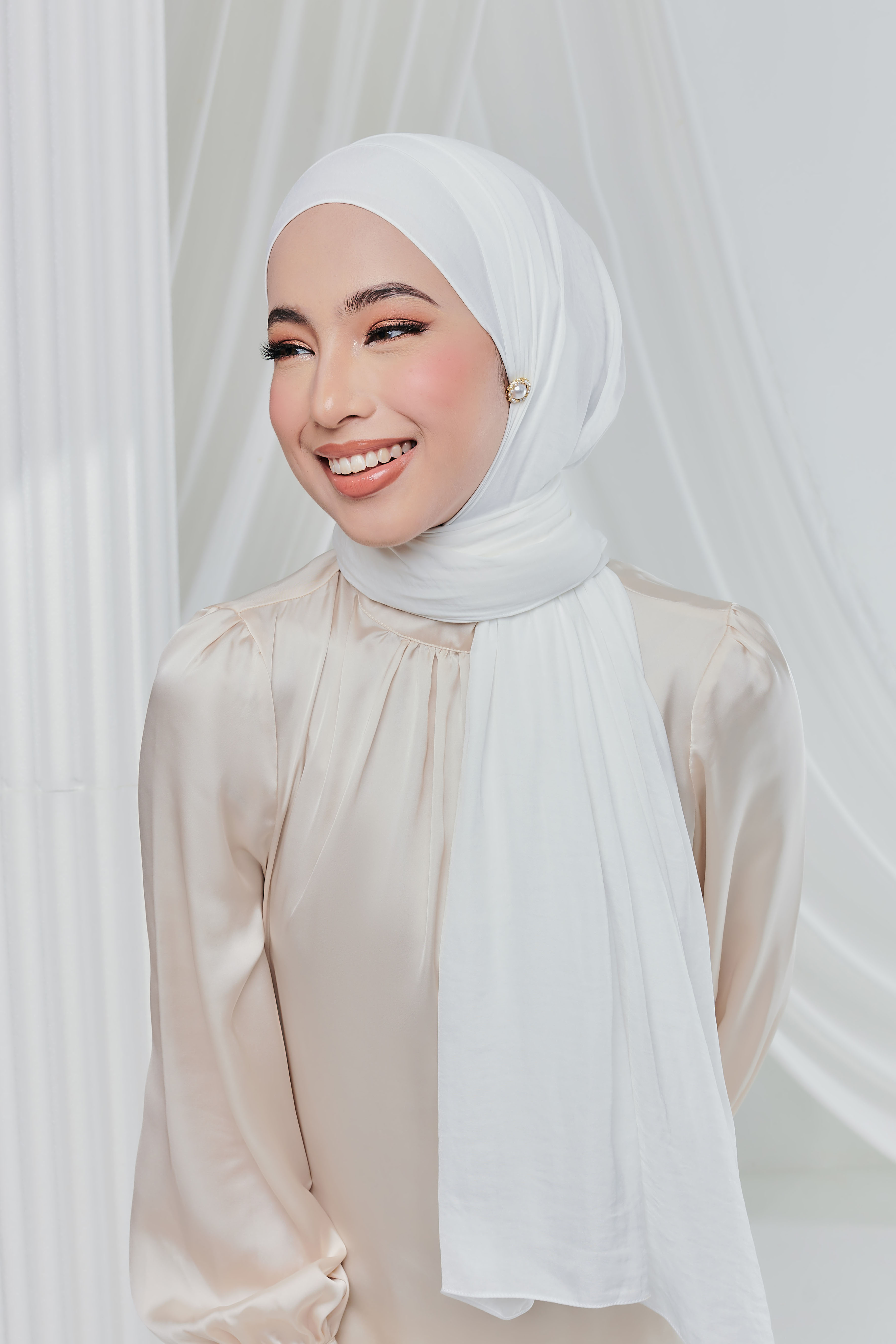 NAYA Ironless shawl in White