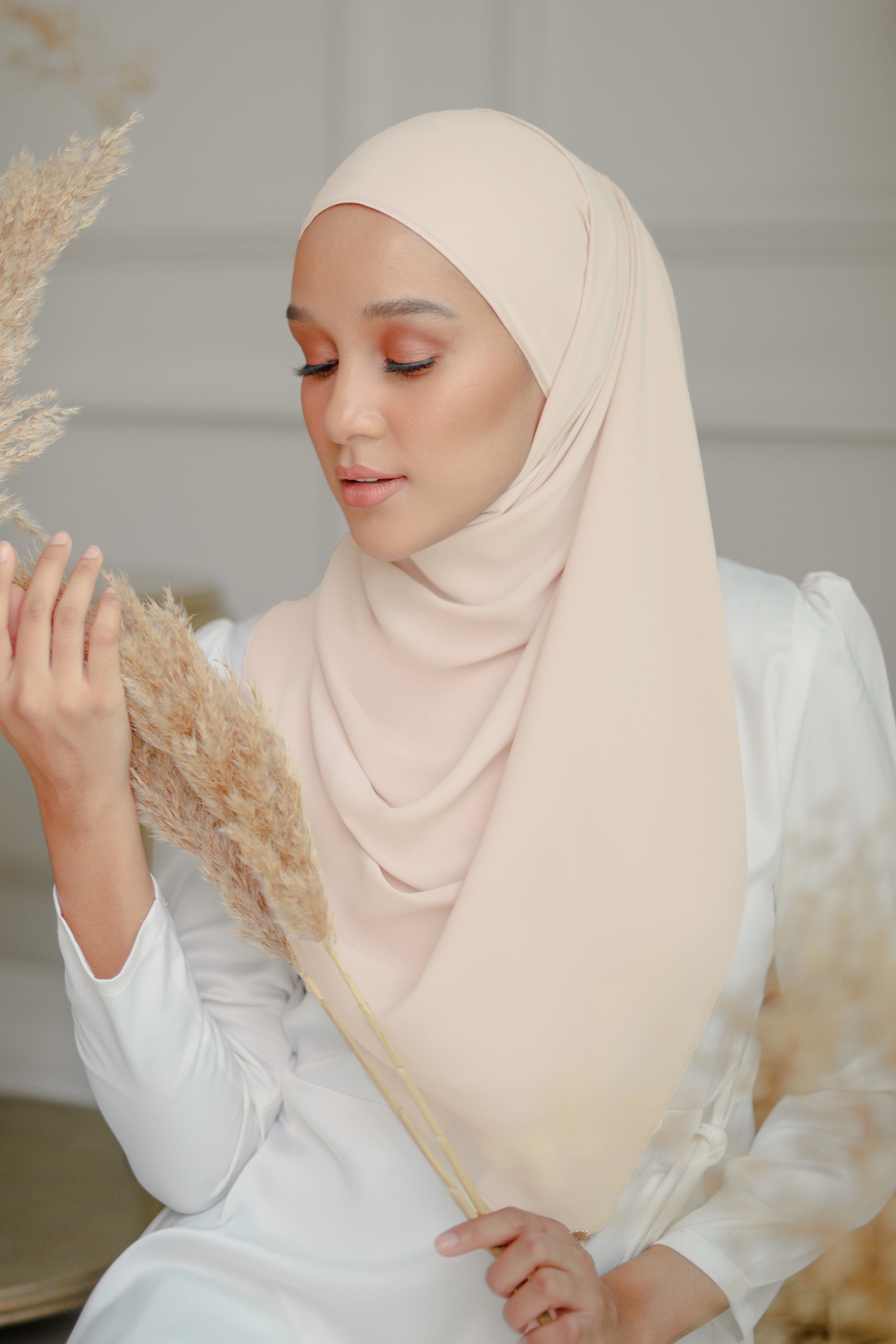 (AS-IS) Pikat Long Shawl in Dairy Cream
