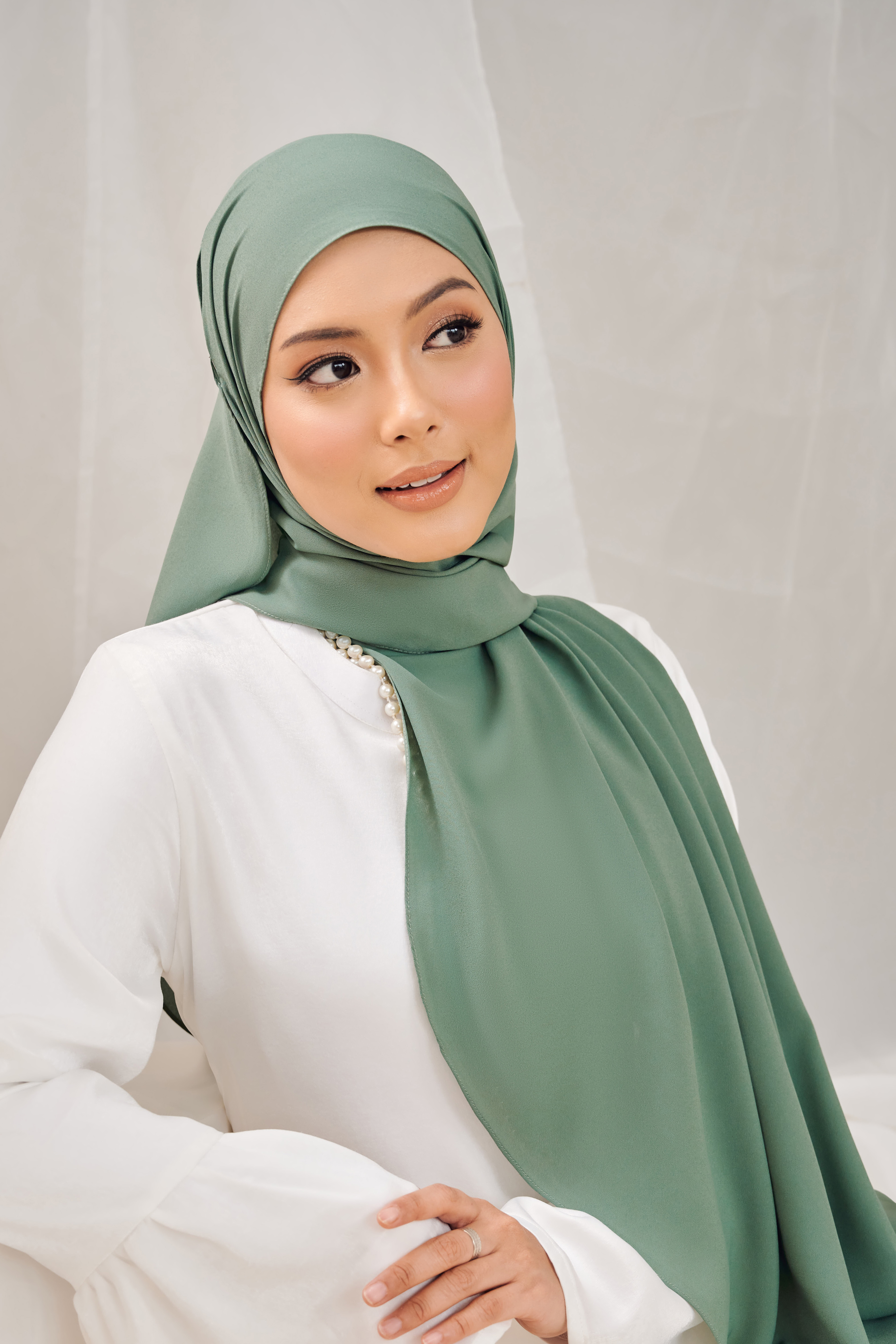 ALUN Long Shawl in Jade Green