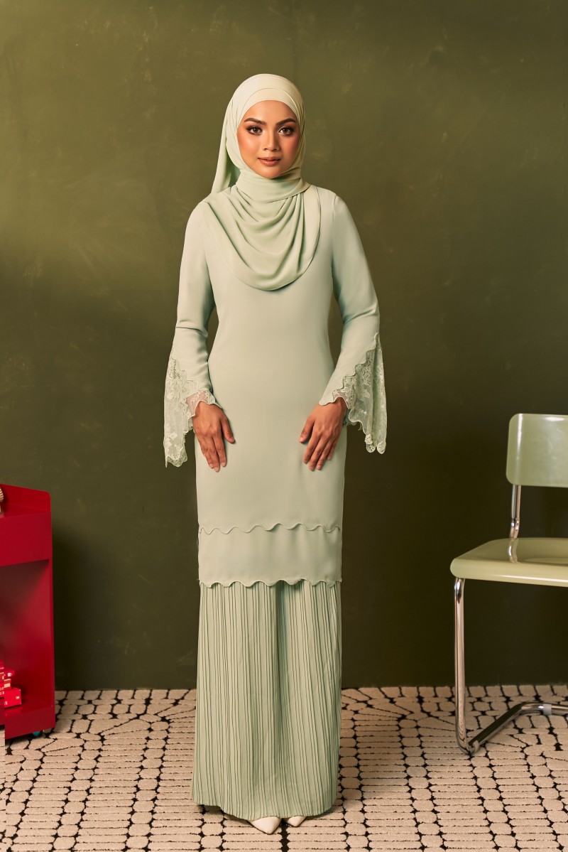 MERANTI Kurung in Pale Green