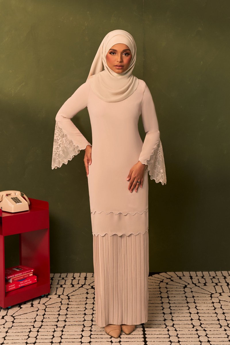 MERANTI Kurung in Sand