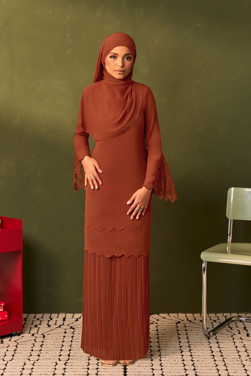 MERANTI Kurung in Brick Orange