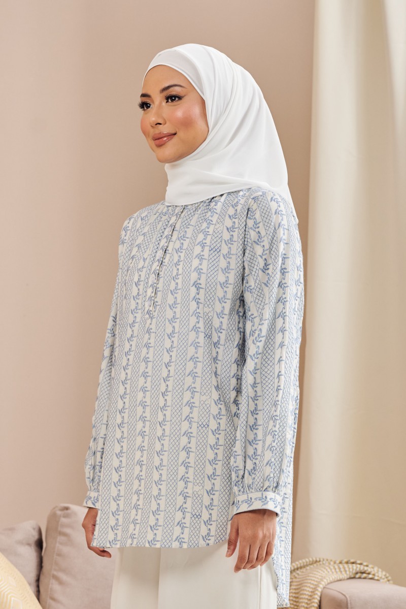 (AS-IS) DELLA Embroidery Top in White Blue