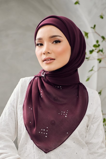 KIARIA in Maroon