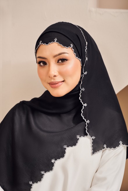 LELIA Sulam Shawl in Black