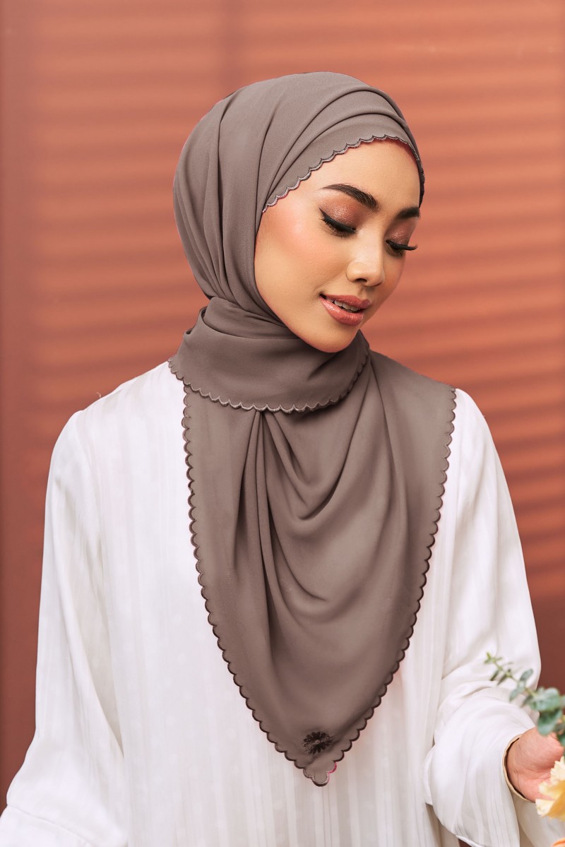 (AS-IS) TIARA Sulam Shawl in Deep Brown