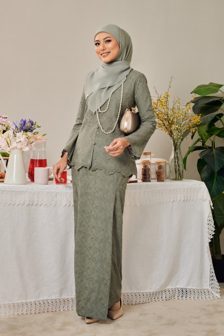 Alaya Kurung in Frosty Green