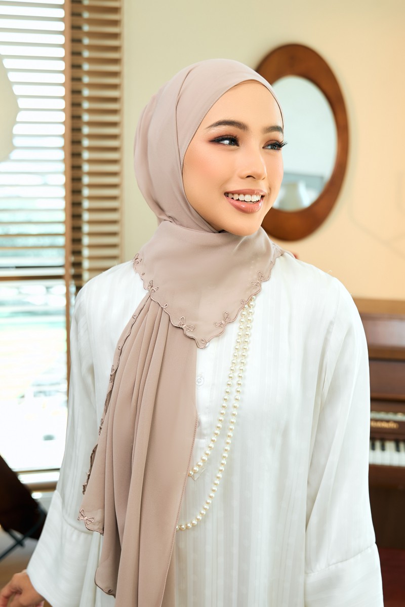 (AS-IS) YUKI Sulam Shawl in Latte