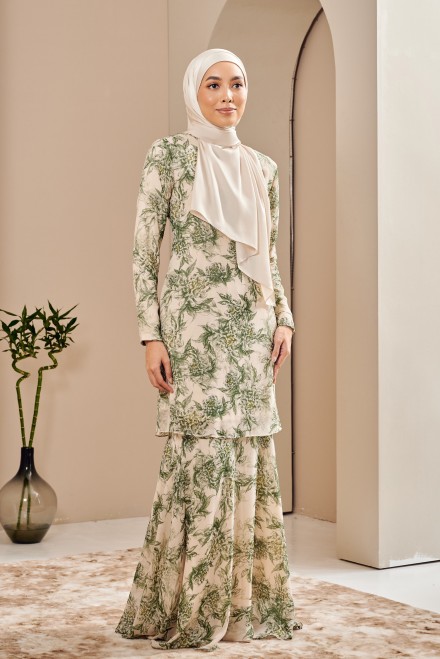 Aura Kurung in Lucia