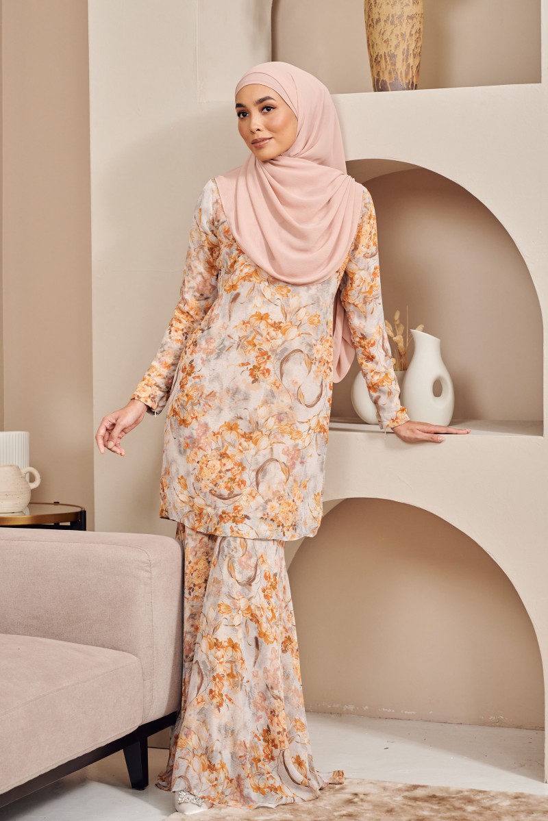 Aura Kurung in Nova