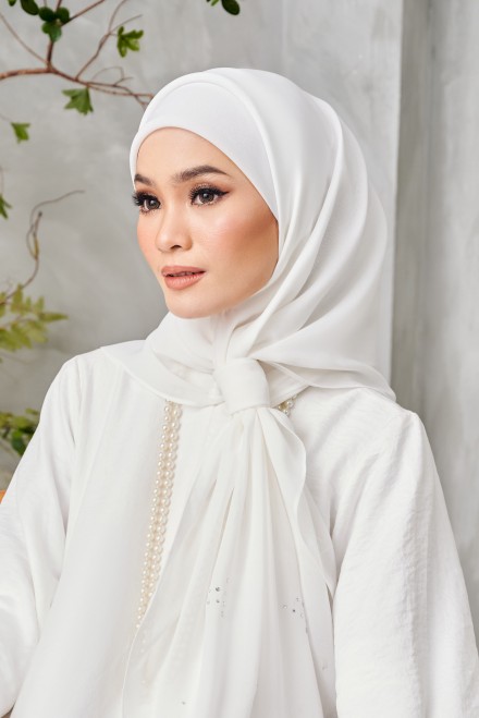 KIARIA in White
