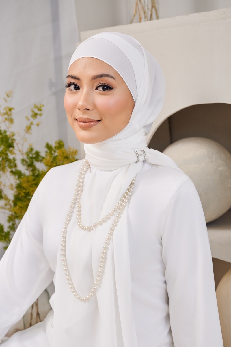 (AS-IS) ALUN Long Shawl in White