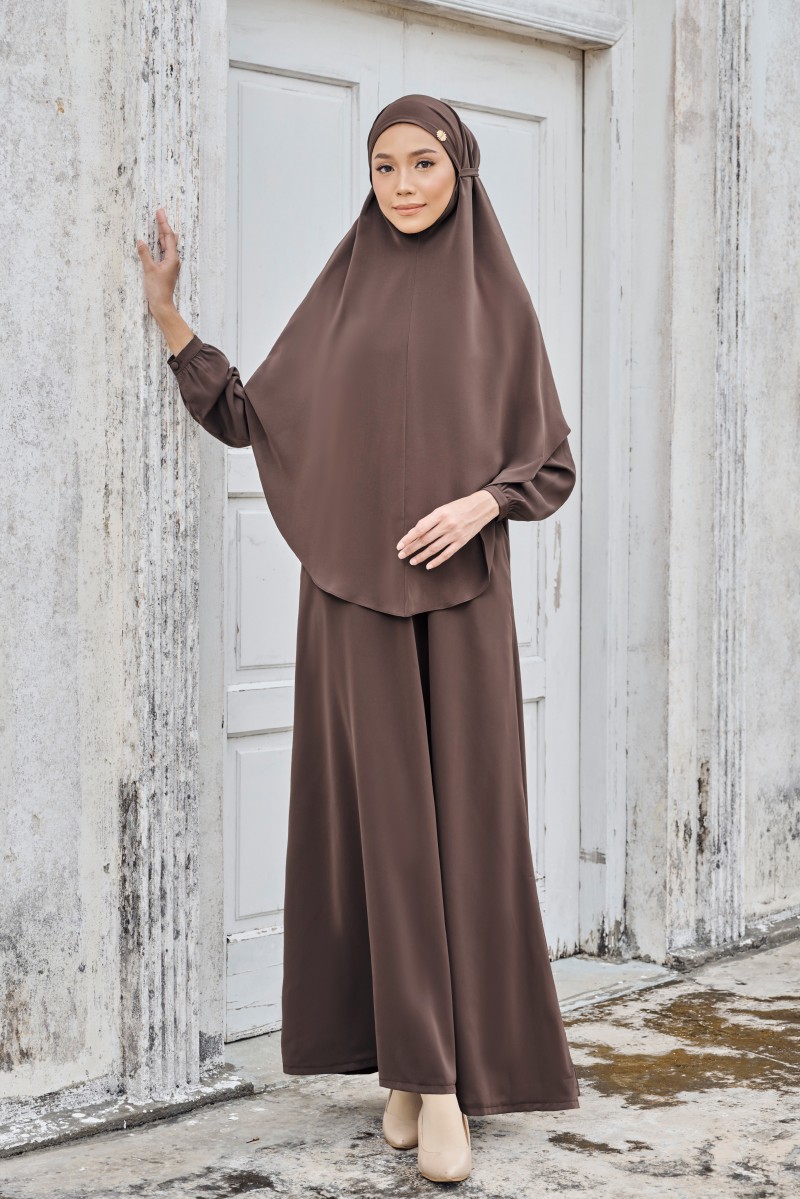 KHAWLA Jubah in Deep Brown