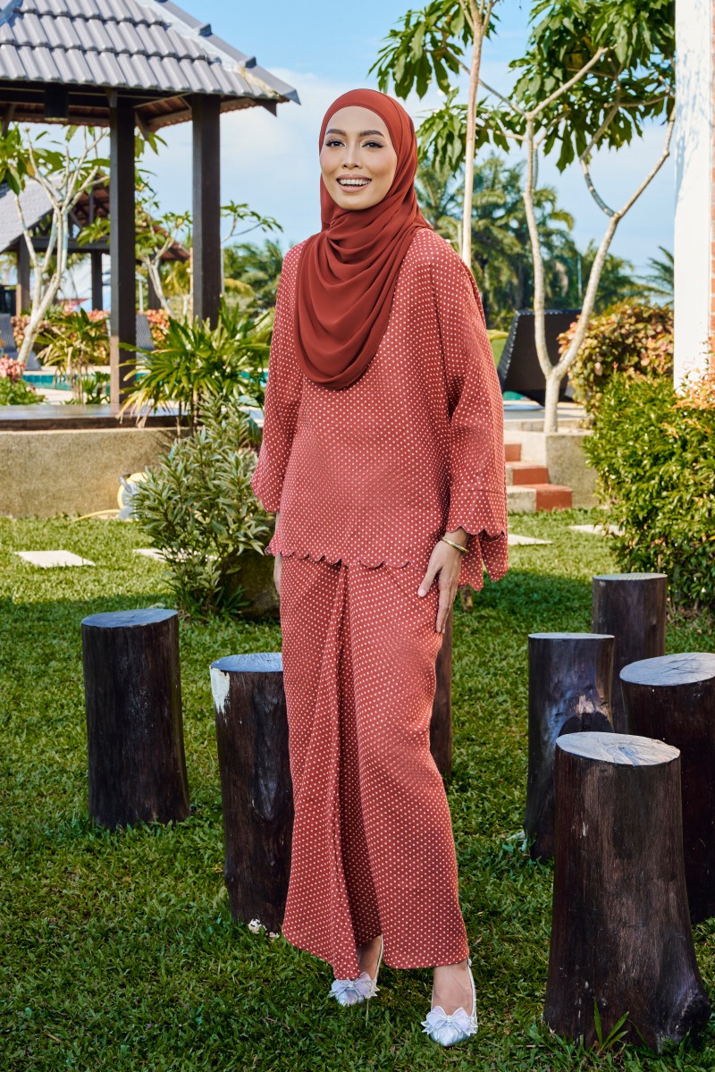 (AS-IS) SALOMA Kurung in Cranberry Red