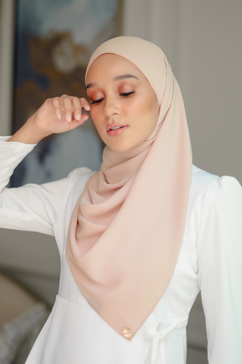 (AS-IS) Pikat Long Shawl in Peach Puff